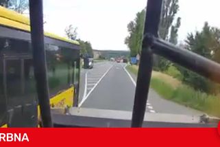 Řidič autobusu předjížděl protisměrným odbočovacím pruhem. Natočil ho svědek